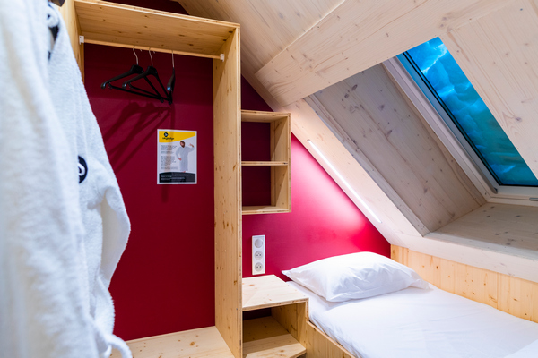 Single cabin