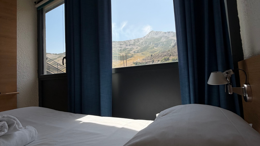 chambre double privative avec vue sur les montagnes