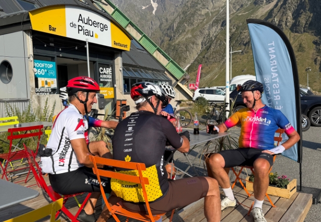 terrasse avec cyclistes